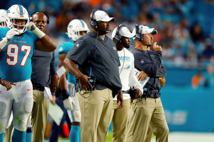 Patrick Graham and Brian Flores on the sideline during a Dolphins game in 2019